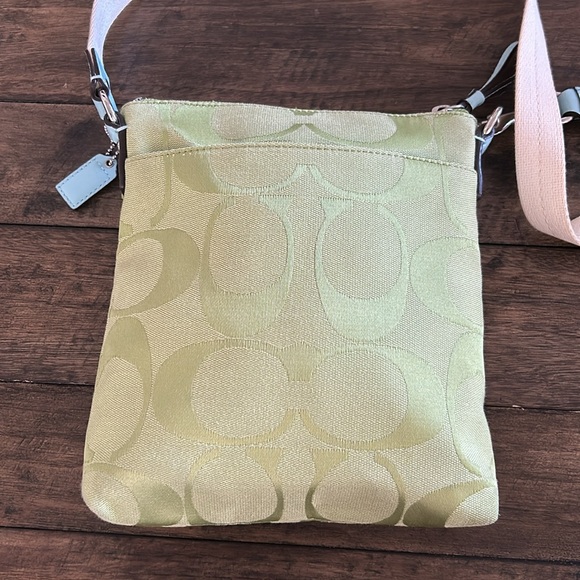EUC Coach signature lime green canvas messenger crossbody with light blue trim - Picture 3 of 6